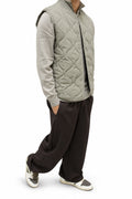 Outfit Completo Urban Layering: Maglione a Mezza Zip, Gilet Trapuntato e Pantaloni Wide-Leg