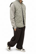 Outfit Completo Urban Layering: Maglione a Mezza Zip, Gilet Trapuntato e Pantaloni Wide-Leg