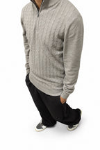 Outfit Completo Urban Layering: Maglione a Mezza Zip, Gilet Trapuntato e Pantaloni Wide-Leg