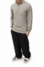Outfit Completo Urban Layering: Maglione a Mezza Zip, Gilet Trapuntato e Pantaloni Wide-Leg